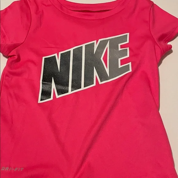Nike Toddler Girl 3-4 Yrs 4T Hot Pink Tee & Gray Geometric Shorts Matching Set - Picture 2 of 8